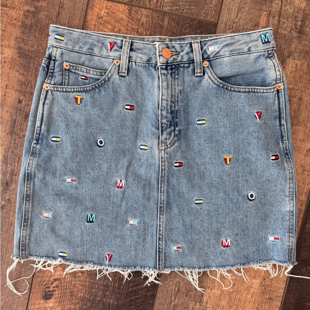 Tommy Jeans Embroidered Logo Denim Mini Skirt Women’s 27 Light Wash Raw Hem Y2K